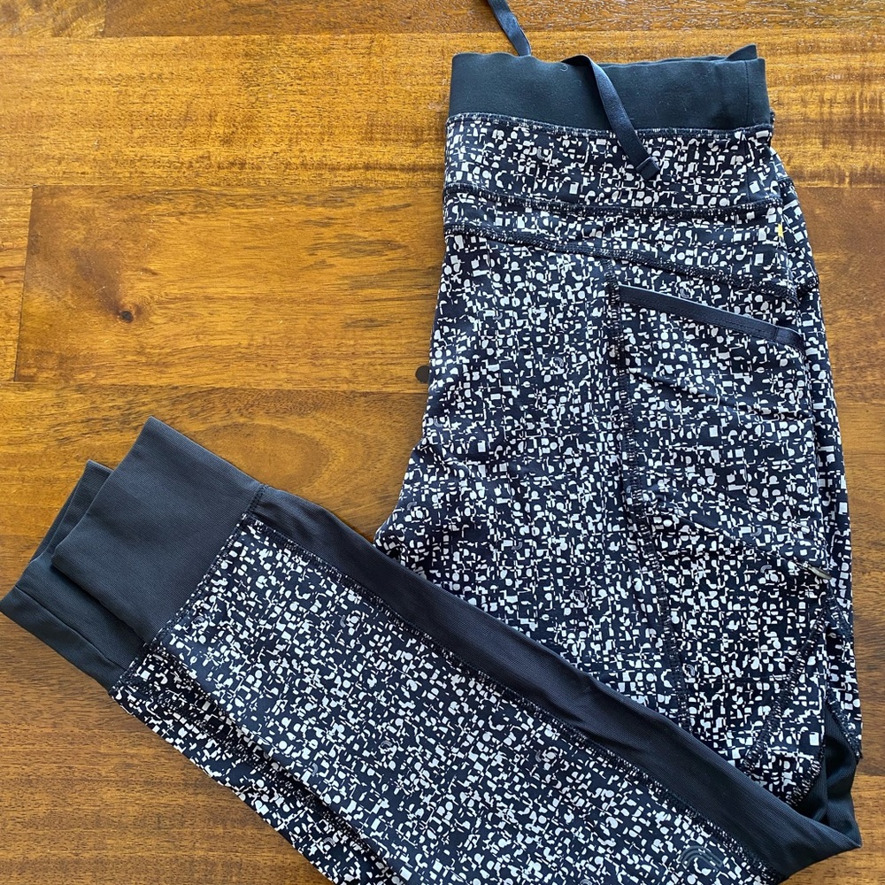 Lolë Black and white BURST Quick Dry UPF 50+ Ankle Jogger, S
